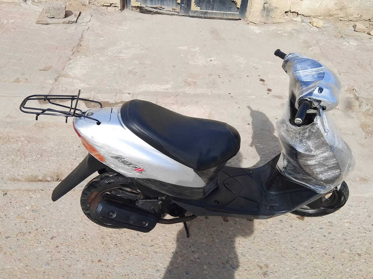 سلام عليكم دراجه ساسوكي البيع دراجه مامفتوحه،كلهة شغاله سلف هندر لايت كله شغال اوراق بسمي ناعمه دراجه مال جني سعر ب،300 وبيهة مجال شراي بخدمته،مكاني حي العسكري هاذ رقم ***********،شراي يخابر ويدلل
