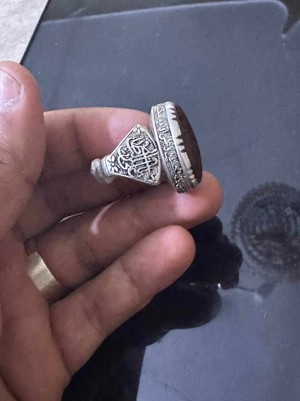 السلام عليكم
يماني 

صغته وصار جبير على ايدي وما عاجبني اذا اكو مراوس بيماني عادي بس هم نقش 

منقوش عليه حرز سيد علي القاضي كامل


**إذا كنت صاحب هذا الإعلان وتريد حذفه لأي سبب، رجاءا أرسل رسالة إلى الدعم الفني**