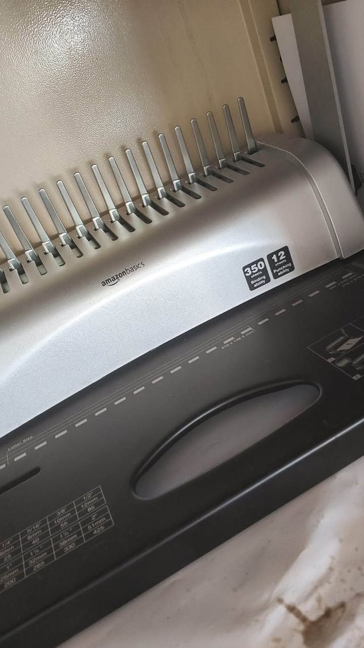 للبيع: جهاز تجليد حراري (Comb Binding Machine) من Amazon Basics
جهاز مثالي للمكاتب، المطابع، والطلاب لتجليد الأوراق والكتب والملازم بشكل احترافي وأنيق.
المواصفات الرئيسية:
 العلامة التجارية: Amazon Basics.
 قدرة التخريم: يخرم حتى 12 ورقة في المرة الواحدة.
 قدرة التجليد: يجلد حتى 350 ورقة.
 الحالة: الجهاز بحالة ممتازة وجاهز للعمل.
 المميزات: سهل الاستخدام، تصميم متين، ومناسب لمختلف أحجام الورق (يحتوي على دليل قياسات مدمج).
السعر: [45000]وبي مجال 
للتواصل والاستفسار: *********** بغداد, العراق
