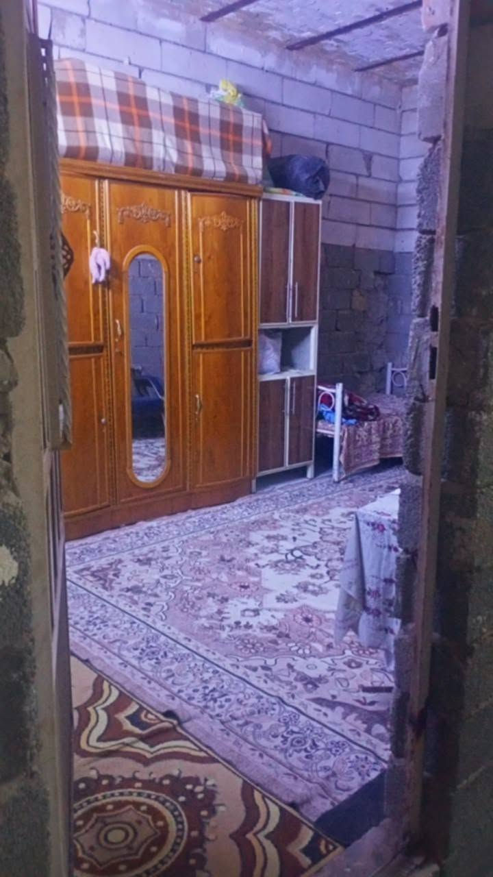 بيت للبيع بلديات ضباط قرب مدرسة زين القوس 100متر طابقين زراعي مكاتبه فقط خدمات تبليط كهرباء السعر 85مليون وبيه مجال والاتصال على الرقم ***********
