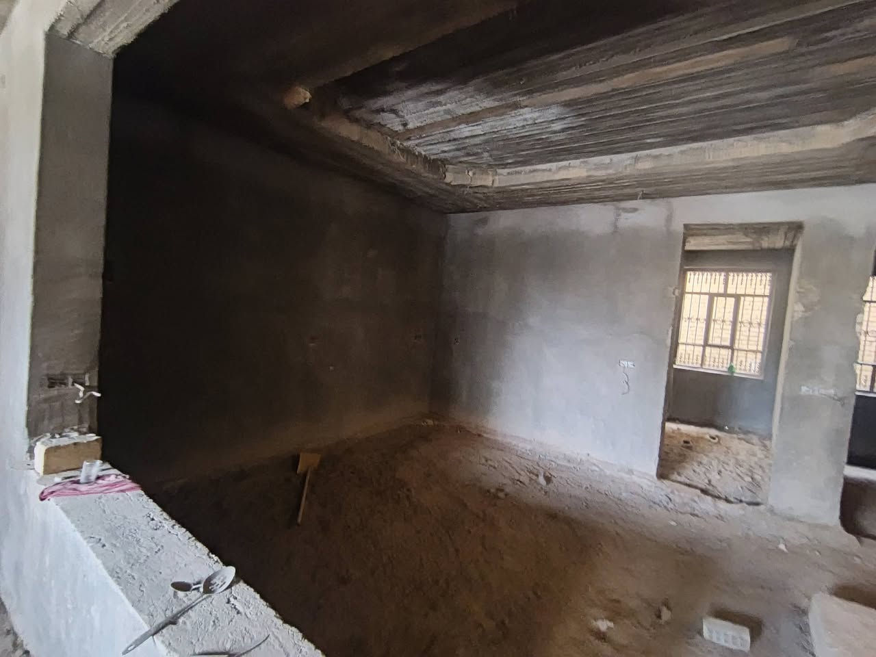 السلام عليكم 

البيت لبيع او مراوس بفرق 
هيكل طابقين  مساحة ٢٠٠ طابو صرف مثل ما موجود بالصوره 
البيت متكون  الهيكل  عباره عن ٦ غرفه نوم واستقبال ومطبخ وصاله ودرج ملكي بسيط البيت طابو صرف بحي الصحفيين مجاور حي نصر 
البيت طابقين طابق الارضي كامل مجاري ومي وكهرباء  وملبوخ  والطابق ثاني  طابوك فقط ملحقات 
واستقبال ومطبخ وصاله ودرج ذو أجنحة ملكية  
تصميم البيت جميل جدا  

.

البيت طابو صرف مساحة البيت ٢٠٠ متر 
موقع البيت في حي الصحفيين  
لطلب و الاستفسار مراسلتي خاص 
 ***********
. 
السعر٤٩٥ وبيه مجال
