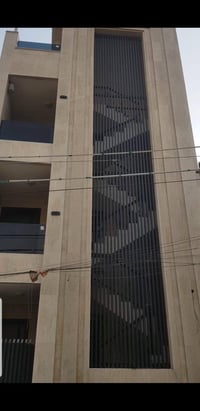 ١٢٣م • ٣ شقق مؤجرة • واجهة مرمر