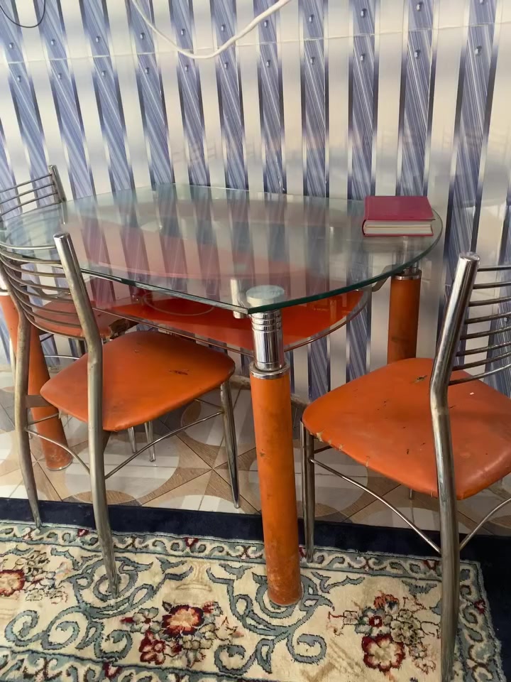 السلام عليكم
ميز يحتوي على ٣كراسي 
وديوان متكون من ٣ قطع 
السعر ١٥٠ الف وبيها مجال 
للطلب والاستفسار الاتصال على الرقم 
***********
علماً ان الرقم يحتوي على واتس اب
