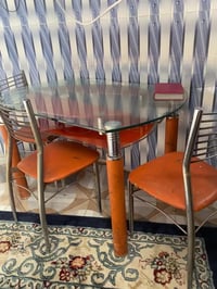 ميز يحتوي على ٣كراسي  وديوان متكون من ٣ قطع  السعر ١٥٠ الف وبيها مجال ...