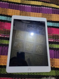 آيباد 9 • ٦٤ جيجا • شاشه مكسوره