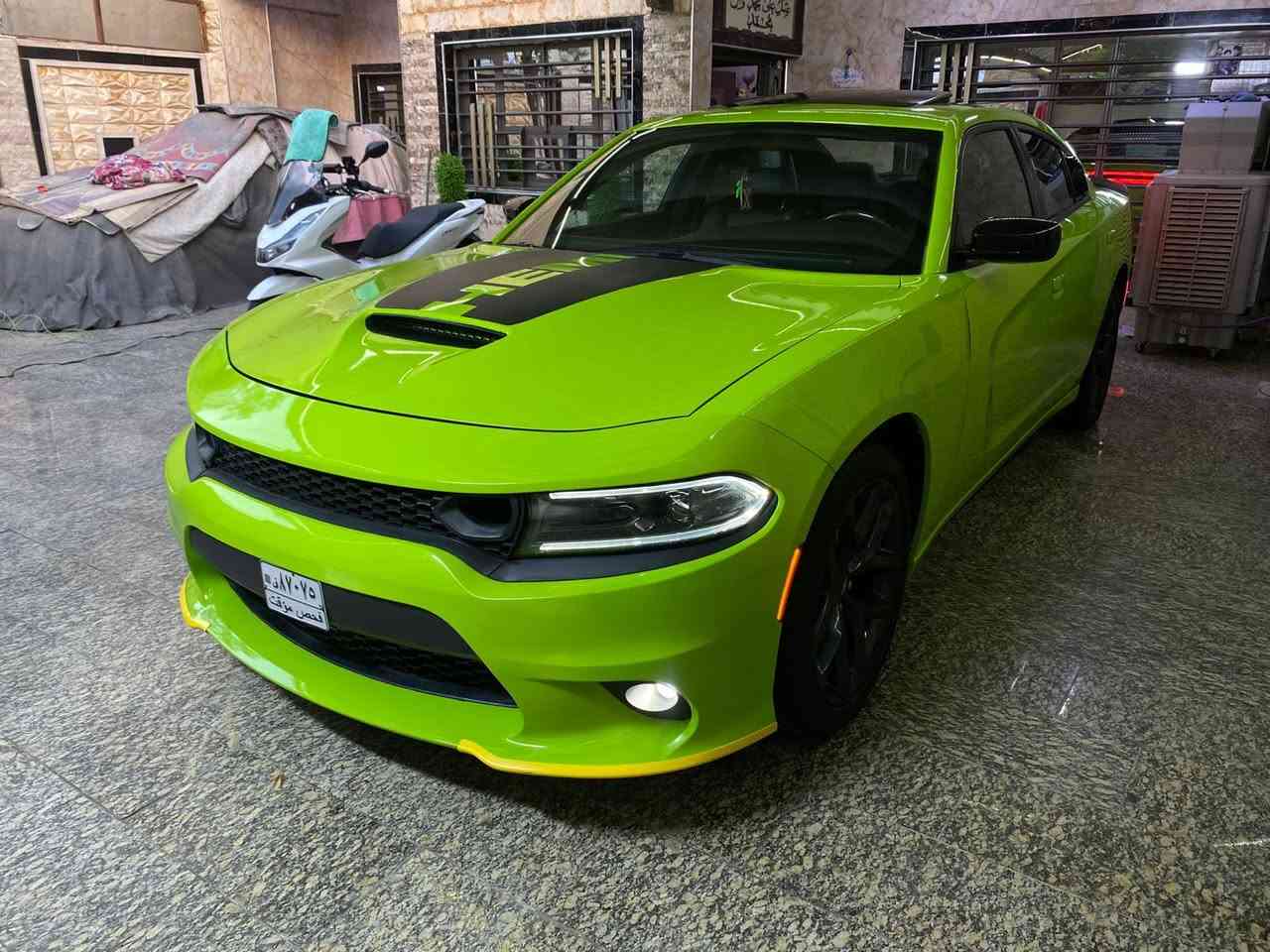 للبيع فقط للبيع بدون مراوس 
جارجر تفاحي 2023 لاست كول لون مميز 

ماشيه 10 الف فقط بوضع الزيرو
فول 1/1 
محرك 6 سلندر 3600
الحادث جاملغ اليمين + بنيد سطحي
شاصي مكفول مكفول 
تترقم بغداد 
مواصفات السيارة 
(غرفه جلد + خزن ميموري + شاشه كبيره + سلايد فتحه سقف ) وباقي مواصفات ….
عليها اظافات كماليات 
بنيد + دعاميه SRT محدث 
دواخل كاربون فايبر سبايدر SRT
السياره جاهزه ونظيفه بمعنى الكلمه 
مكان السيارة : بغداد الدورة
السعر : 253 مجال بسيط جداً
اخوان بلا زحمه لحد يقارنها بالمهجوم 
لان السياره موديل ولون ومواصفات ونظافه 
اي استفسار 
 ***********
