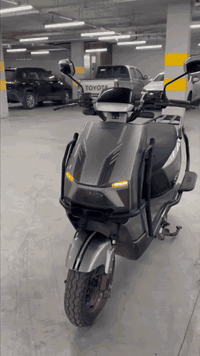 سلام عليكم ماطور شحن للبيع من شركة الاخوين فول مواصفات موديل ((2025)) بعدة جديد بطاريات كلهن على الفحص شرط الفحص لون مميز كهربائيات كلها شغالة هورن دبل اشاير لايت زنون عالي ناصي نشرات مرايات إشارة يمنة يسرة الماطور شخط ما بي تايرات جدد أربع سرع سبورت 6 بطاريات بي نظام البك R يعني يرجع ليورة الماطور كلش جديد مستعمل شي قليل جدا السعر  750 وبي مجال حك الجيه المكان الأنبار الرمادي #رقم 
 ‏‪0780 8891571
