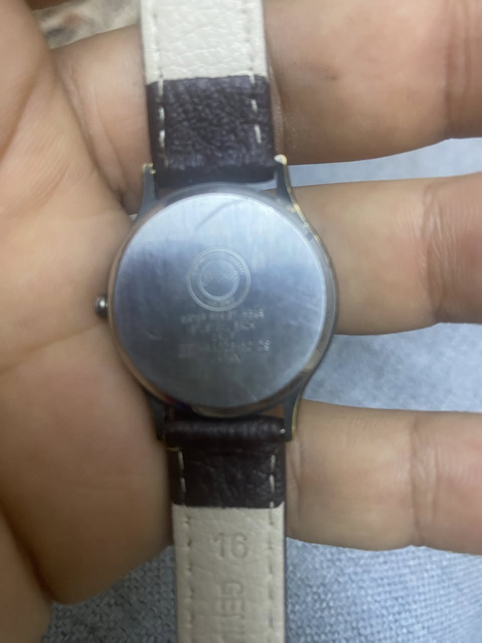 قطعة فنية نادرة - ساعة Sentimental Graffiti (ميكانيكية/تعبئة) ⌚️⚙️
لعشاق الساعات الكلاسيكية التي تنبض بالحياة، متوفرة الآن ساعة Sentimental Graffiti الأصلية بنظام حركة ميكانيكي (تعبئة يدوية/تيكويك)، وهي من الإصدارات اليابانية النادرة التي تجمع بين الأناقة والدقة.
المميزات الاستثنائية:
• نظام الحركة: ميكانيكي (تعبئة يدوية - تيكويك)، لا تحتاج إلى بطارية، مما يجعلها قطعة مستدامة وقيمة.
• المنشأ: صناعة يابانية أصلية (Japan Movt).
• التصميم: ميناء "فينتج" بلون كريمي فاخر مع عقرب ثوانٍ فرعي مستقل يعطي مظهراً كلاسيكياً جذاباً.
• الهيكل والحالة: إطار ذهبي معتق بحالة ممتازة، مع غطاء خلفي من الفولاذ المقاوم للصدأ.
• السوار: حزام جلد طبيعي بني (قياس 16) يضيف لمسة من الرقي.
الحالة: نظيفة جداً، تعمل بدقة.
للتواصل ***********
ماسنجر
