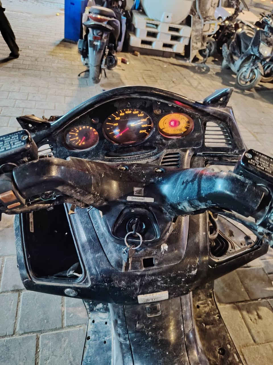 سلام عليكم دراجه سلفر ونج مكينه 600 دراجه كفرات كامله بس لا ماصده ولا اشاير البيع او مراوس دراجه لا تبخر ولا تنقيص دراجه شفاله وتمشي مكينه مفتوحه تاخذها كوم حديد ومن تريد تشتريها او تاروسني جيب وياك باتري حته اشغلها الك فيس مامتواجد كلبي واتساب او عل خط تصل راسلني ***********
