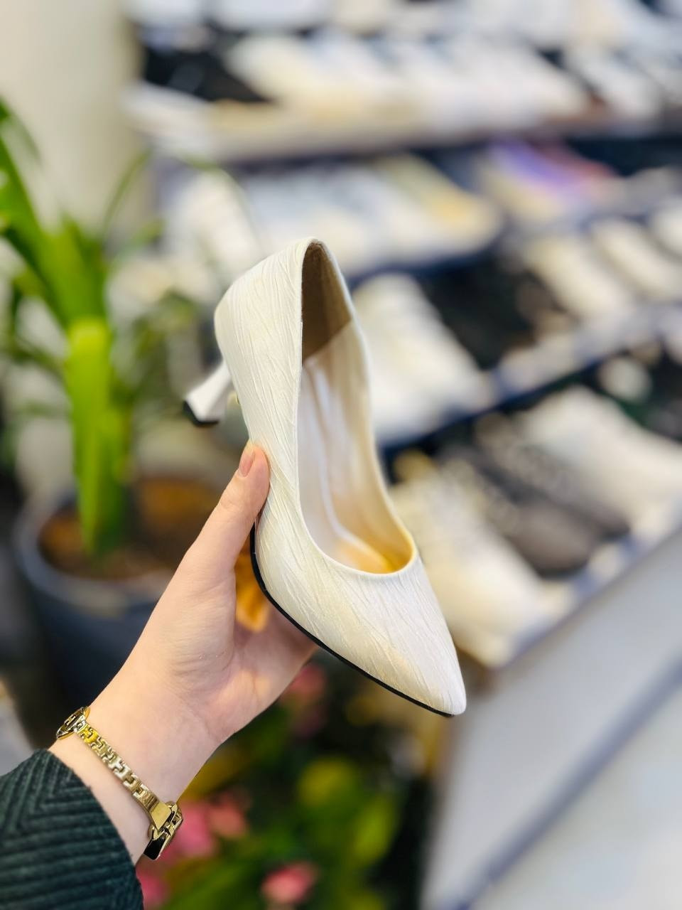 صباح الخير .... .وفرنا لكم .. 🍋🍋🍋
 كعب  بسمار 4 سم  طبي مميز و انيق ....
سعر ب٨  الاف 
القياسات ٣٧-٣٨-٣٩-٤٠
الالوان اسود بيجي نيلي 
  العنوان : كوت / شارع الهورة / معرض الرواق  يوجد خدمة توصيل لكافة محافظات العراق 😍 واتساب *********** __*********** الجمال 🌹الأناقة 🌹 البساطة 🌹النزاكة 😁

#اكسبلور #اكسبلور_فولو_ي_حلو🔥😴_ي_عمري #اكسبلور_فولو_شوفو_البوستات_الي_قبل_راح_تعجبكم
