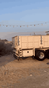 السلام عليكم عربانه للبيع حدادة غسان موديل 2025/ 5 محاور تخم تاير نص جناب للاستفسار (***********) مكان بصره اني مكلف بل نشر
