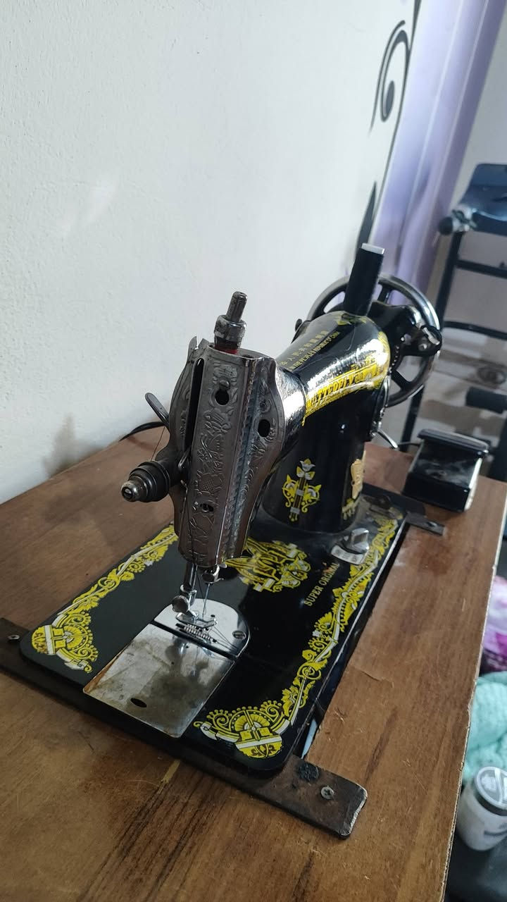 ماكينه خياطه فراشه درجه اولى نظيفه السعر 60 العنوان الهارونيه رقم الهاتف ***********
