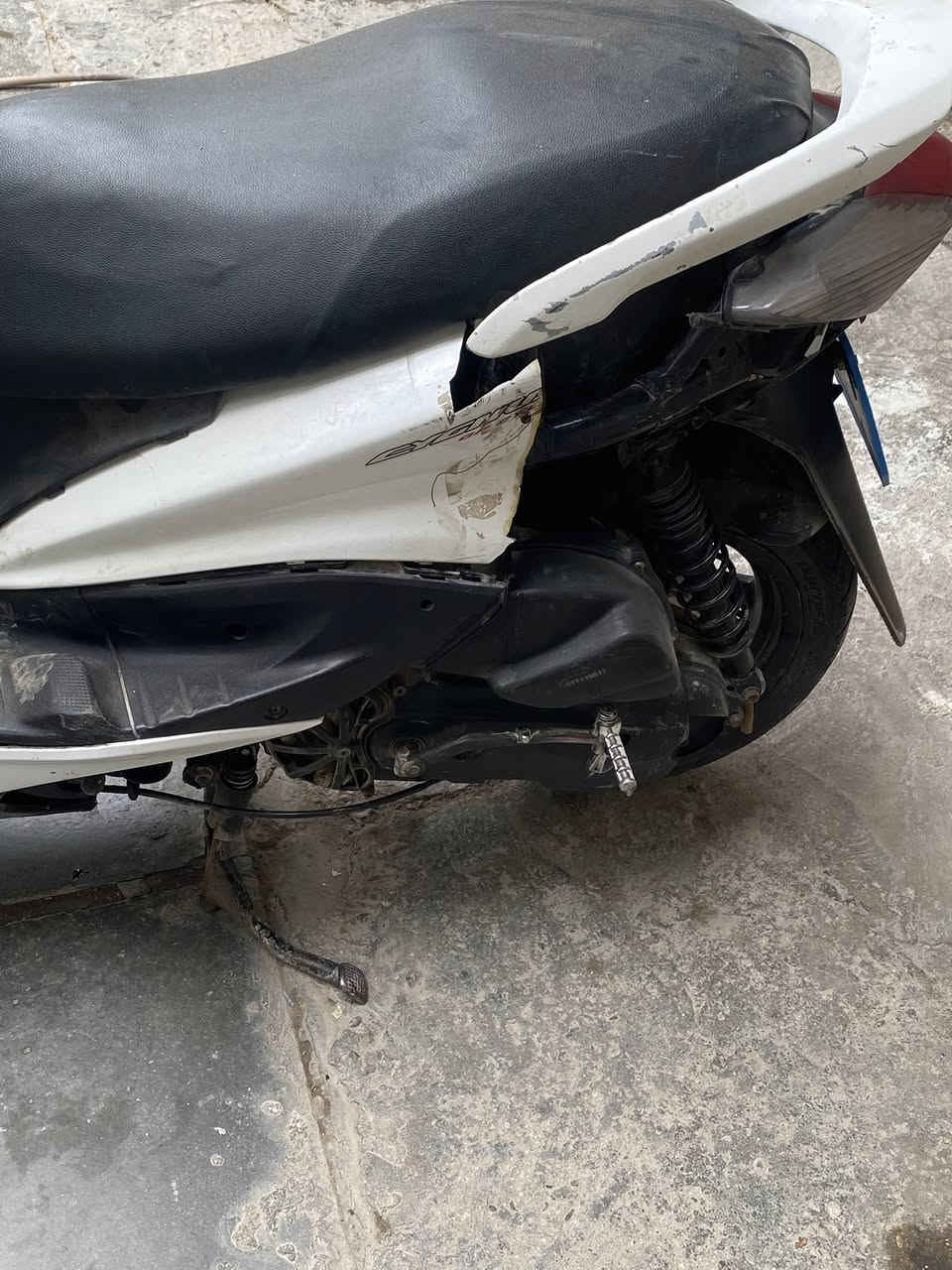 سلام عليكم سكنس نثيه دراجه كامله كاهربايات دشبول اشاير كله شغاله دراجه حلوه نقص بس كفر يسره مكسور شوي سعره375 وبيه مجال *********** مكان محموديه
