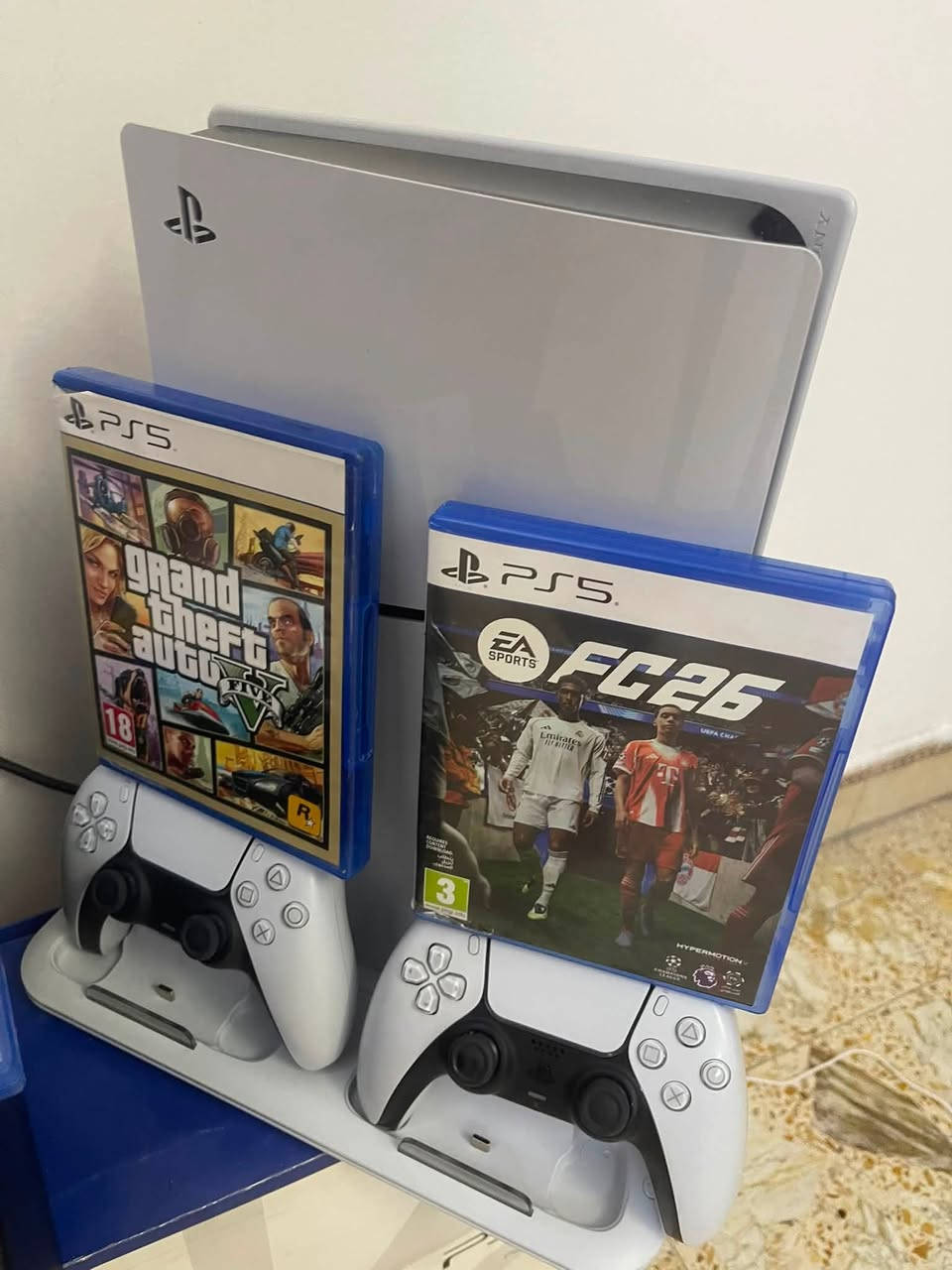 سلم أوروبي
2 يدات 
قراص Fc26
كراند 
ريمبو 
نسخه الثلج God of war
قاعده بلى شحن يدات+ مكان أقراص + لد جدتل 
عاكسه كهربائي 1000v
سماعات GsTمحيطيه بيها لد احمر و مايك 
بس شغله وحدت نفس الواير مال تشغيل 
السعر :875الف رجاء المو شراي لا يكسر بحلالي 
البلى لگطه روح دور السوق كلها ما تلكه هيج سعر
الرقم : ***********
مكاني شارع فلسطين
