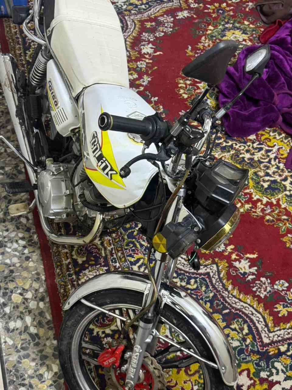 ​🏍️ للبيع: دراجة سيفان (إيراني) موديل 2024
دراجة بنظافة ممتازة (نضافة فول) وشبه جديدة، جاهزة للاستخدام مع كامل أوراقها الثبوتية.

​المواصفات والتفاصيل:

​النوع: سيفان (إيراني الأصل).

​الموديل: 2024.

​الحالة العامة: الدراجة نظيفة جداً ومحركها وشاصيها بحالة ممتازة.

​الأوراق: كاملة ومضمونة.

​الملاحظات (للأمانة):

​الدراجة بيها نواقص بسيطة جداً وما تؤثر على المشي:

​نقص استاند تعليق.

​الإشارات (طافيات).

​تحتاج صينية زنجيل.

​الشاشة الإلكترونية متحركة من مكانها (تحتاج تثبيت فقط).

عدا هذه النقاط، الدراجة ما بيها أي نقص وجاهزة.

​السعر وتفاصيل التواصل:

​السعر: 500 ألف دينار (وبي مجال طيب للشراي).

​الموقع: بغداد - البلديات - تقاطع الكهرباء.

​للتواصل والاستفسار: 📞 ***********
