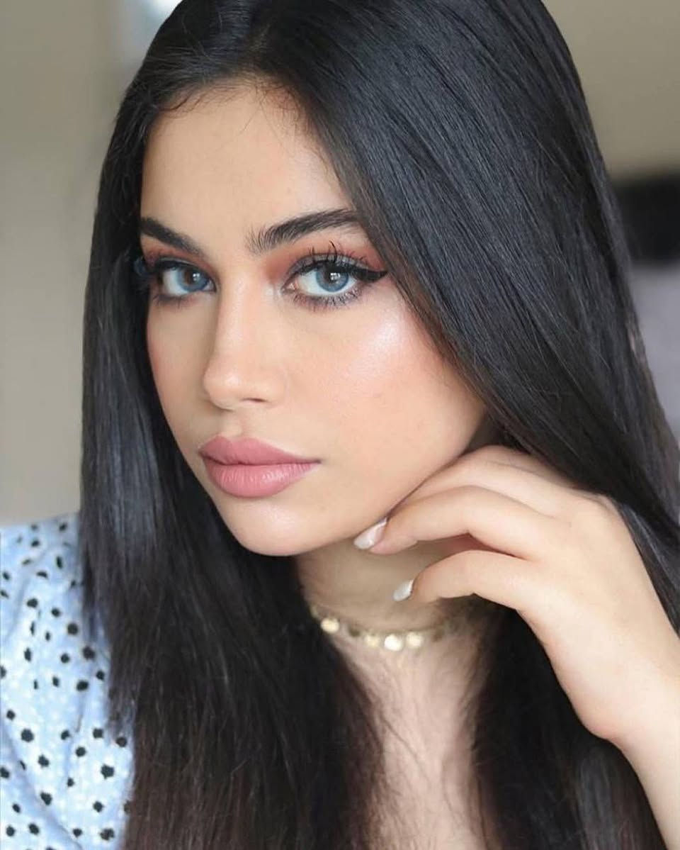 عدسات لاصقة تجميلية من ماركة Ascada، وتحديداً إصدار Selena.تتميز هذه العدسات السنوية بلون رمادي فاتح مائل للبيج وتصميم يمنح العين مظهراً طبيعياً.صنعت العدسات بمواد تسمح بمرور الأكسجين لضمان راحة العين ومنع الحساسية أو الاحمرار


**إذا كنت صاحب هذا الإعلان وتريد حذفه لأي سبب، رجاءا أرسل رسالة إلى الدعم الفني**
