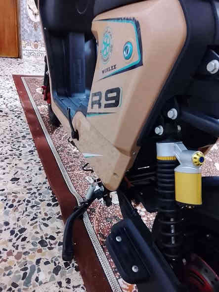 ارR9جديده جدا خمس بطاريات سعرها 4500وبيهه مجال لطيبين مكاني بغداد رقمي ***********
