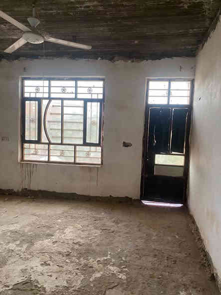 السلام عليكم بيت السريدات مربع الثالث 50 متر وجه 5 نزال 10طابقين سند 25  استقبال مطبخ غرفتين فوك يحتاج للغرف كاشي رايده 47 بي مجال 
للاستفسار 
***********
