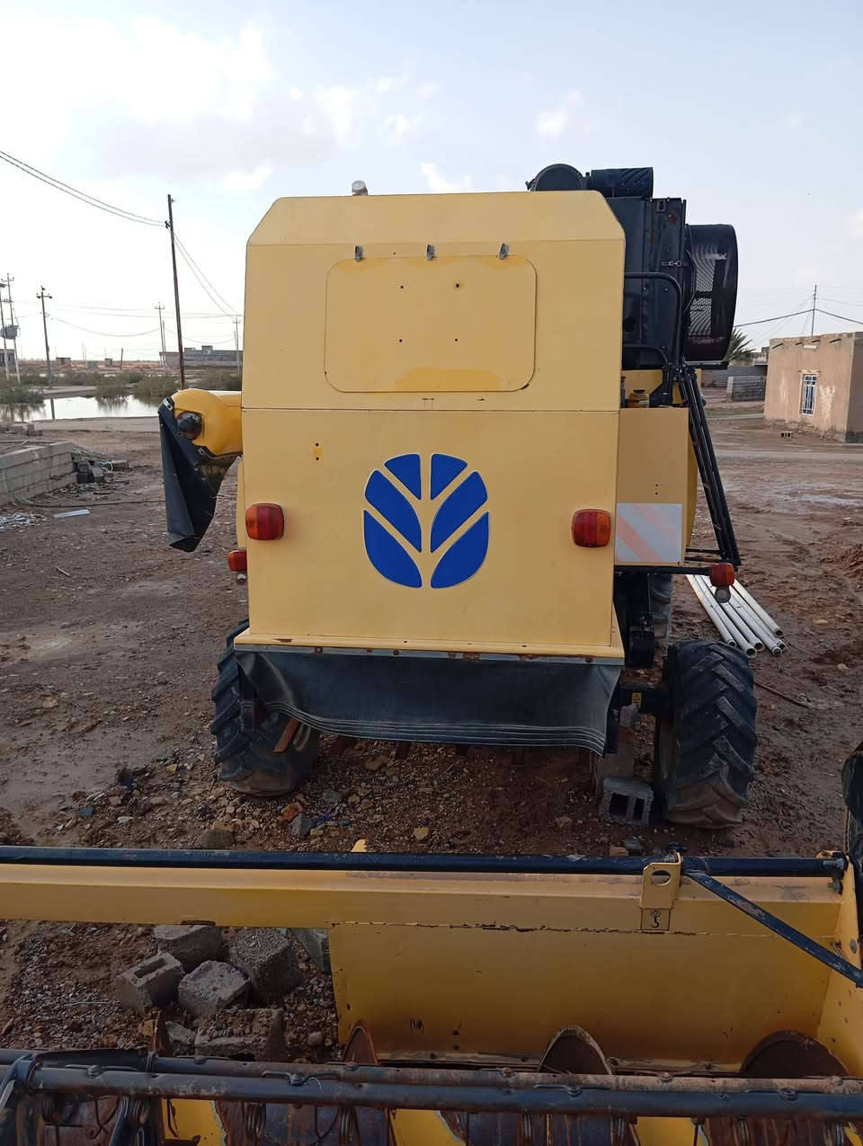 حاصده نيهولند موديل2012 رقم اربيل إنكليزي بسمي شرط التحويل مكفولة من طك ولحيم اكسل عريض تاير  عشرين ***********
