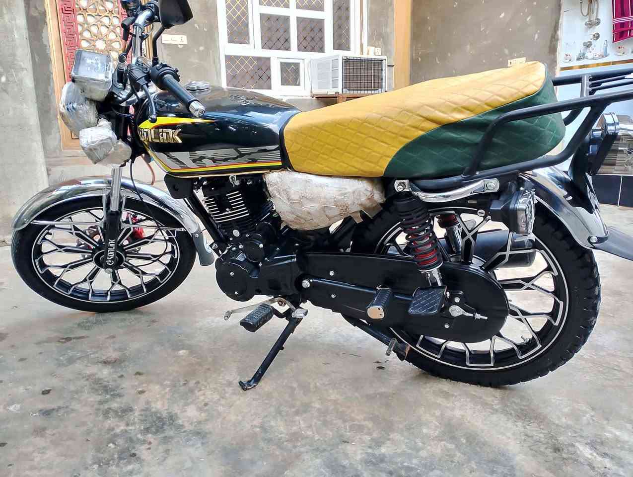 دراجة سيفان ٢٤نظيفة جدآ 
السعر 700 بيهة مجال 
للاتصال ع الرقم ***********
ديالى/بلدروز
