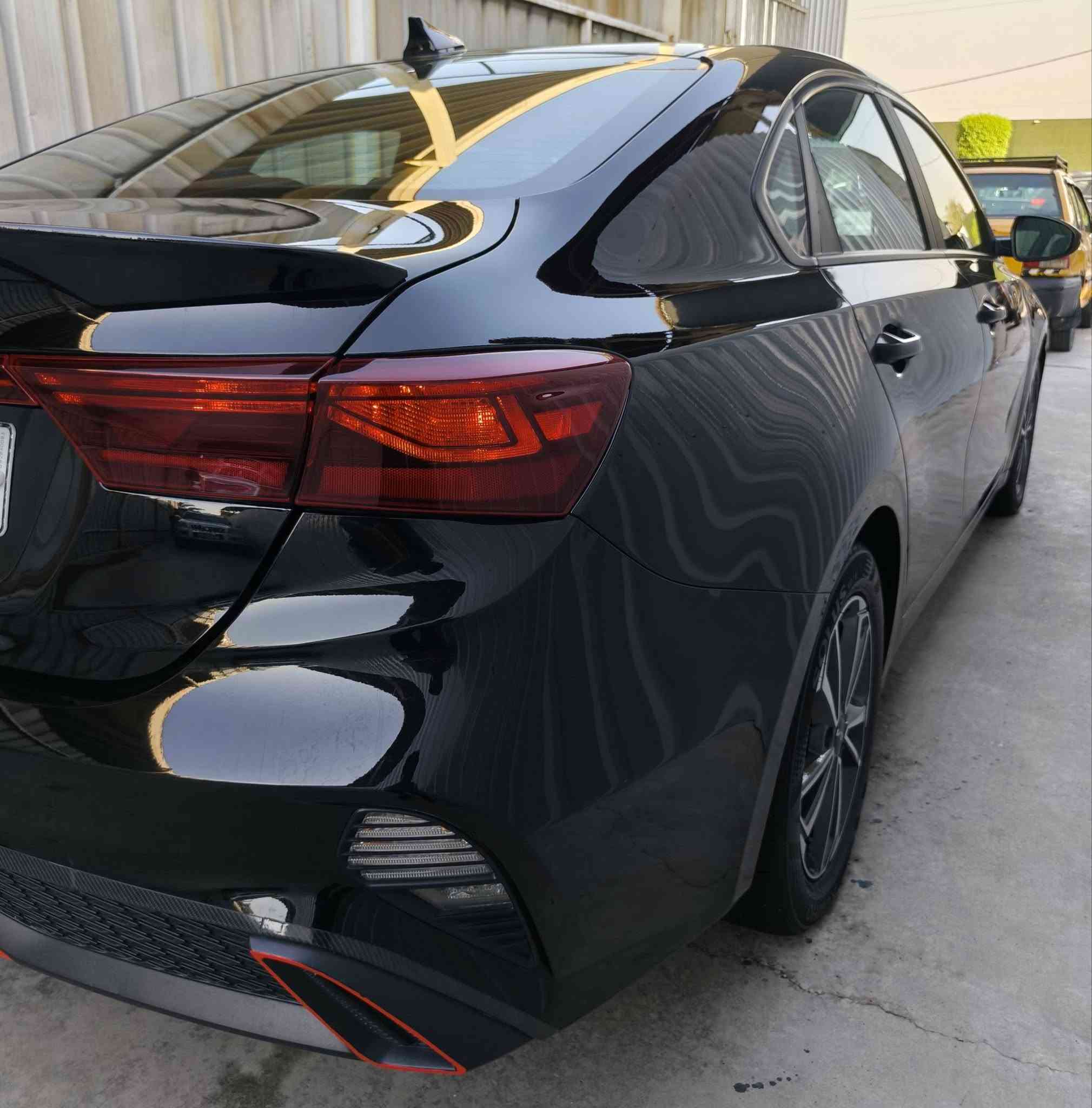 ل السلام عليكم للبيع كيا فورتي موديل 2022 وارد امريكي حادثها بل بنيد وجاملغ مثل ماموضح بل منشور سياره بيها فقط البنيد صبغ سياره جديدة تخم تاير جديد كير ومحرك على وضع الشركة سياره باسمي رقم بغداد إنكليزي تحويل مباشر ماشية 42 الف السعر 130 وبيها مجال الرقم *********** العنوان بغداد الشراي يتصل
