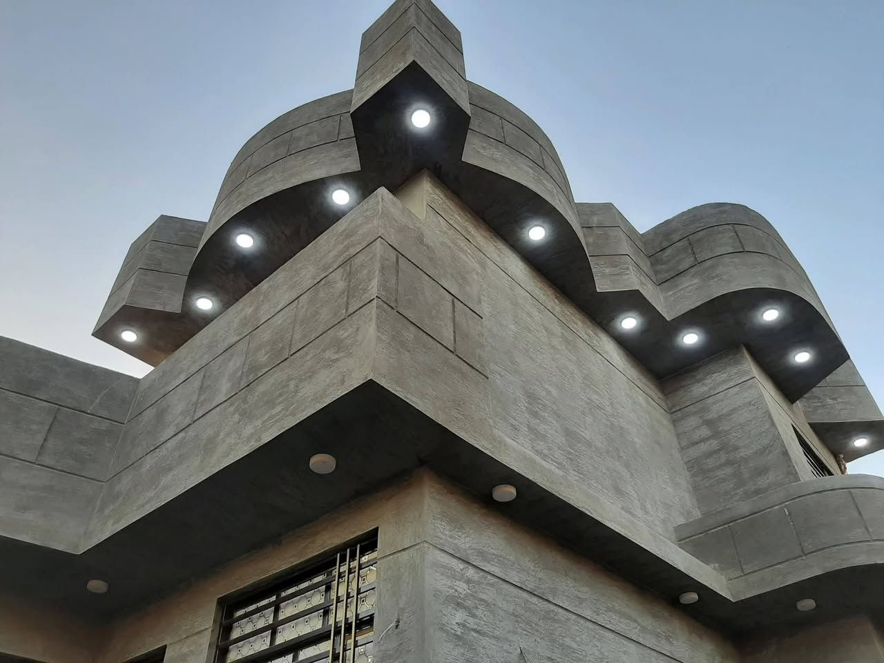 سلام عليكم ..♡《***********》
دار . بناء حديث .للبيع{ سعر 125}بيه مجال ☆
العنوان ¤: كربلاء طريق زينب الكبيره 
قرب .القصر مصطفى خان
 يبعد عن الإمام 7 كيلو على طريق زوار مباشر 50متر 
المساحة 150 طابو زراعي سند 25
 يبعد عن طريق تبليط 50متر شارع العام 
يتكون من استقبال.  صاله .2غرفه ..مطبخ 
صحيات 2 حمام ..كراج سياره 
خدمات ماء  .كهرباء  وطني. سحب ذهبي. شارع 7متر
♧ حي خير الدين
مدارس . مستوصف خطوط طلب كلشي متوفر
