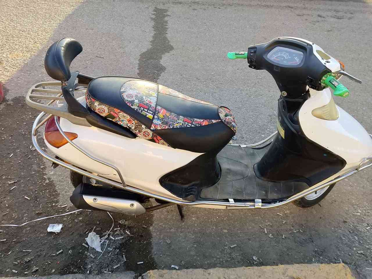 السلام عليكم                                                                  شباب دراجه سبيسي صيني دراجه حلوه ونضيفه  مفتوحه  مره دراجه  الكلمه دراجه حلوه وناعمه شلعه ومعدل دراجه خير من الله 
العنوان واسط زين القوس 
الرقم ***********
السعر :- 350 وبيها مجال كلش زين
