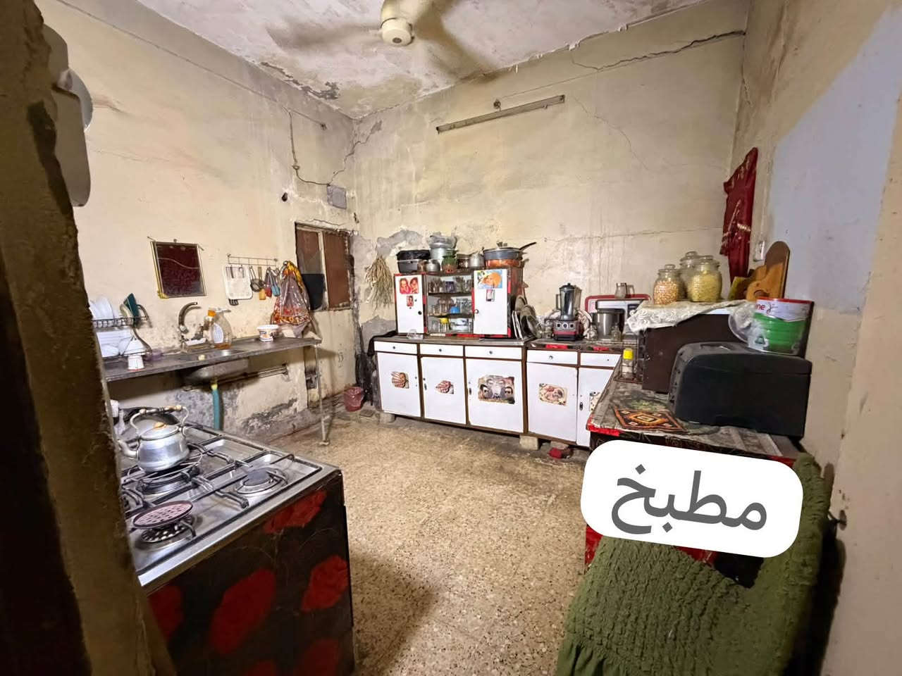 سلام عليكم 
بيت البيع قبله اربع تلاف بسايدين الطب العدلي على شارع كلش طابو صرف بيت ورثه 
مساحه البيت 200 متر بناء قديم يصبح قطعه 
(طارمه وهول ودوانيه وهول جبير وغرفتين كبار ومطبخ وحمام داخل وحمام خارجي ومنور داير البيت )
استفسار على رقم ***********
وتساب ***********
