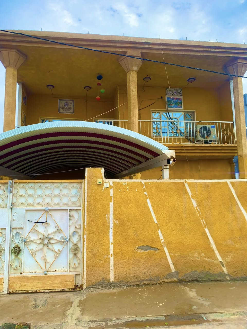 بيت 200  متر   طابو ملك صرف   طابقين بناء طابوق
الخالص/ حي الجنود ( شارع المدارس ) مربع الخدمات 
الطابق الاول ( غرفة +صالة +استقبال +مطبخ ) 
الطابق الثاني ( غرفتين ) 
خدمات 
( تبليط - مجاري - ماء رئيسي + فرعي ساحب + يبعد عن الشارع العام ٢٠ متر ) للاستفسار اكثر عن تفاصيل البيت الاتصال  ***********
