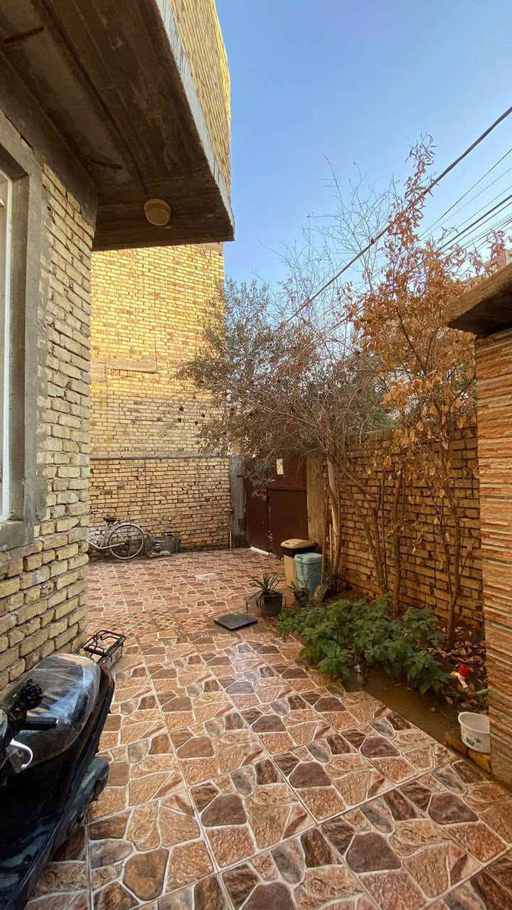 المساحه 200 طابو صرف
العنوان 📍ام الخيل الثالثة شارع عشرين قرب مدرسة قطر الندى الابتدائية 
دار طابق واحد  🔹 التفاصيل:
 •  غرفتين 
 • صاله 
استقبال 
 • مطبخ
 •مجموعتين صحية
 • كراج سياره 
 • سطح
للمزيد من المعلومات يرجى الاتصال 
***********//***********
مكتب حسام للعقار والمقاولات 
ام الخيل الشارع الرئيسي مجاور هيئة النزاهة ديوانية, القادسية
