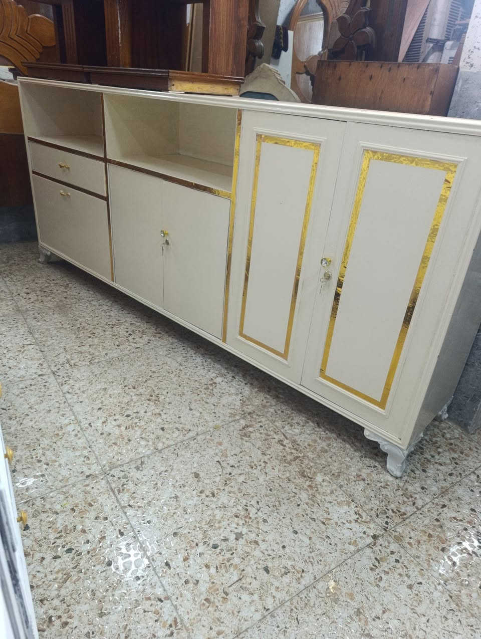 بوفيه صاج قديم وثكيل للبيع 
سعر الواحد 150
*********** بي واتساب
