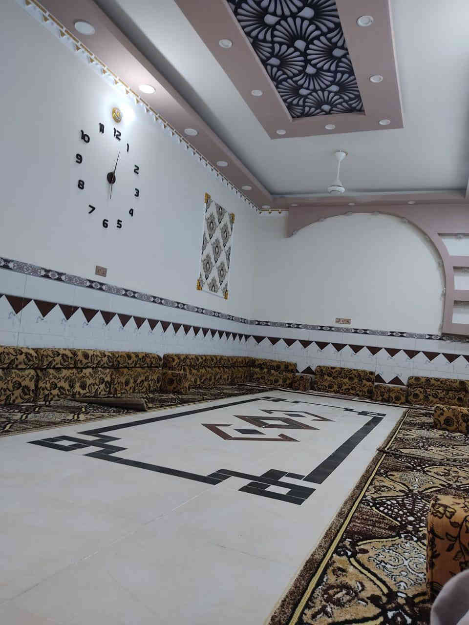 سلام عليكم جميعا
دار للبيع بناء حديث في حي الإعلام / ٢ 
شارع السنابل قبل عيد أبو شفل بشارع
مساحة الدار بطابو ٢٧٥ م واقع حال يوصل ( ٣٠٠ ) م يتكون من :- 

ثلاث غرف + هول بين الغرف
صالة كبيره + استقبال عدد / ٢ 
مطبخ حار وبارد 
صحيات داخلية وخارجية وكراج 
إضافة صالة في الطابق الثاني كامله والسطح شتايكر 
السعر الواصل لحد الآن ١٩٥ مليون 
السعر المطلوب ٢٢٠ مليون 
للعلم مطلوب إسكان ٣٧ مليون 
للتواصل الاتصال على الرقم
***********
