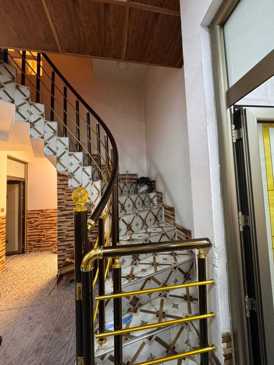 #دار للبيع طابو ملك صرف🏘️🏘️
#خانوو بو فروشتن تابويه

#المساحة ( ١٠٠ )متر روكن مربع 

 طابقين,,فول سيراميك بناء حديث
طابق اول،،يتكون من غرفتين نوم + غرفة استقبال + مطبخ +صحيات )كراج سيارة
طابق الثاني،. يتكون من غرفتين نوم + غرفة استقبال + صحيات)
طابق الثالث،،يتكون من غرفة مع بيتونة )

#العنوان؛؛( كركوك منطقة منطقة شورجة خلف شكار مول قريب ع سوك شورجة )

#اللاستفسار اتصال ع ارقام مكتب جمال للعقار

***********واتساب☎️📱

* نستقبل جميع عروضاتكم السكنية 🏠 والتجارية والزراعية 🏡 بكافة مناطق كركوك الحبيبة
عنوان مكتبنا كركوك شورجة قرب ساحة العمال 🌷🌷🏘️🏘️
