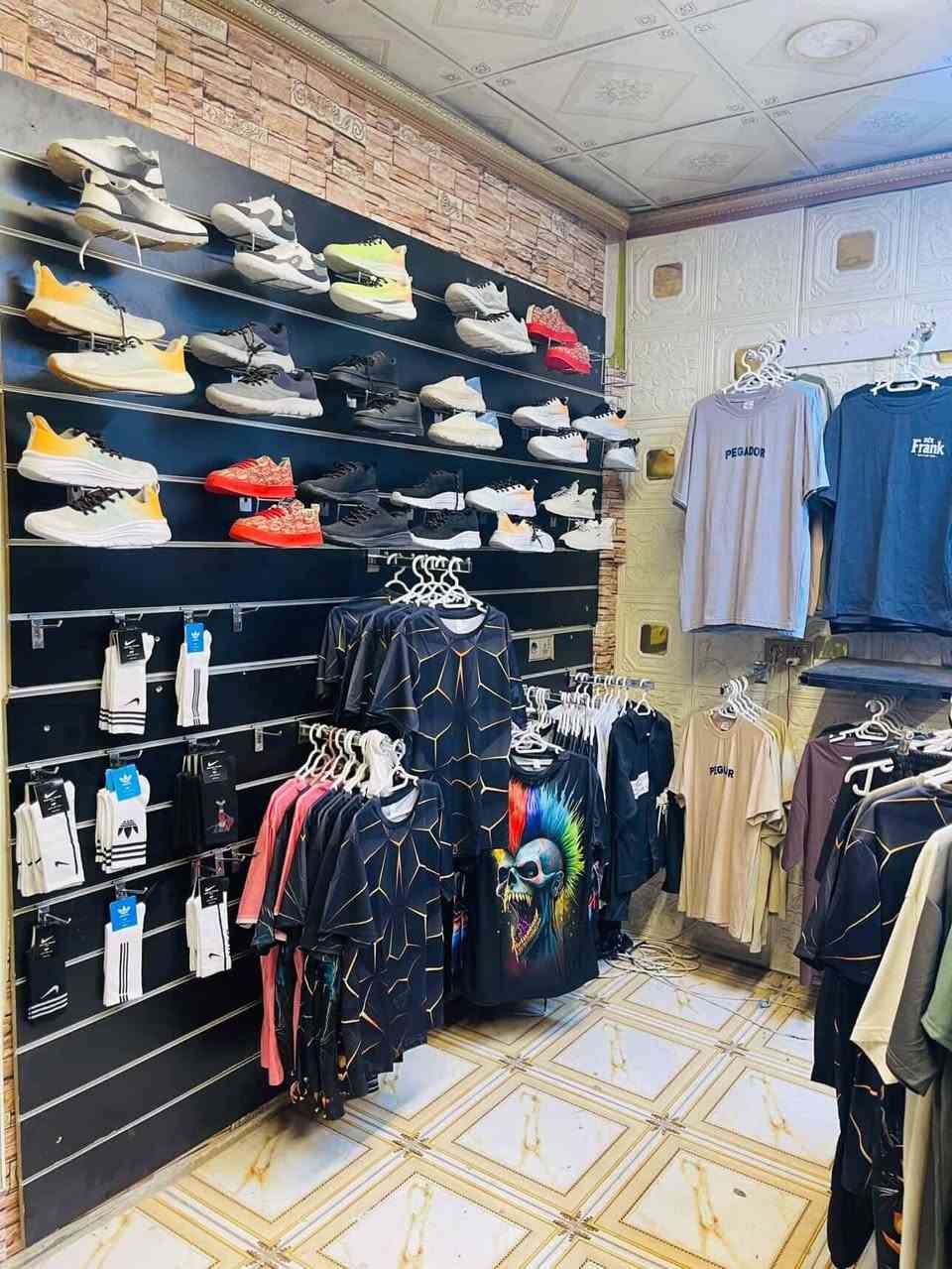 محل ملابس للبيع موقعه سايدين واحد حزيران قرب الحصو والرمل سعر مناسب كلش 
***********
