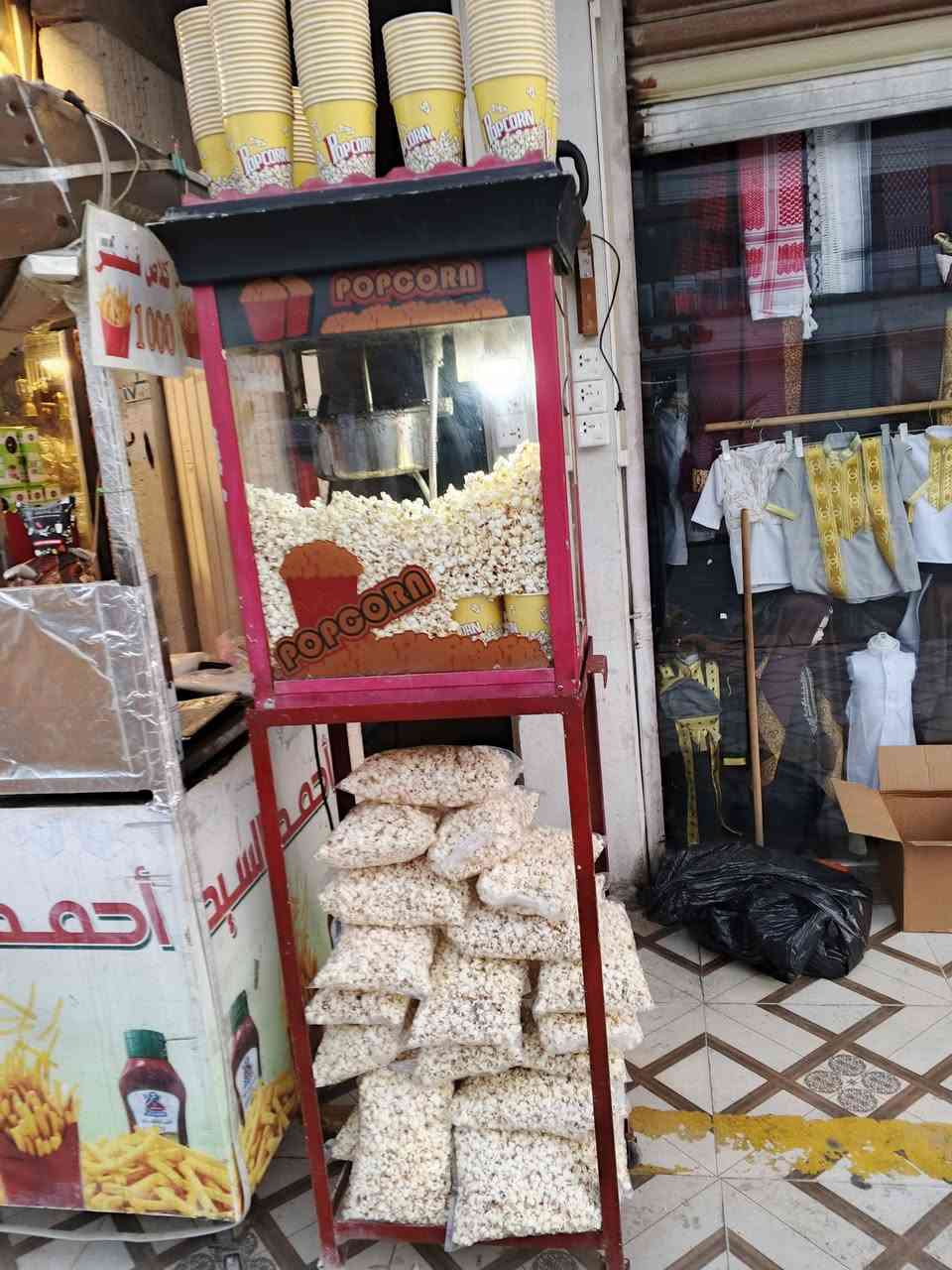 السلام عليكم ورحمة الله وبركاته متوفر مكينه شاميه فوشار شغال دسته كامله واناره بيه  ودست جديد المكان موصل جانب الأيسر الرقم *********** وبيه قاعده حديد مالته حمره ثكيله
