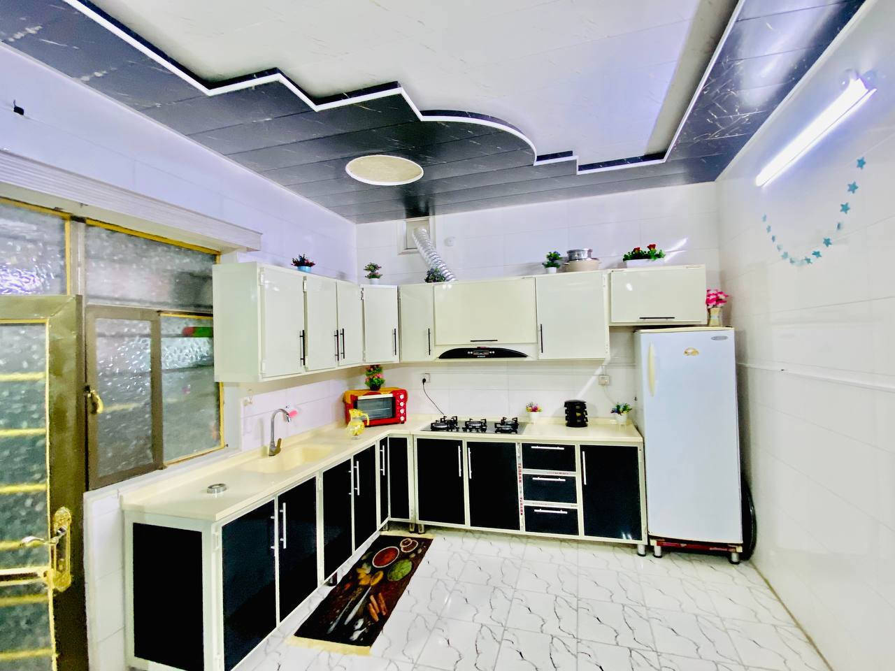 السلام عليكم
دار 130 متر طابقين للبيع يحتوبي بل طابق الاول على غرفتين وصاله او مطبخ او وستقبال او صحيات داخليه او خارجيه 
ويحتوي بل طابق الثاني على غرفه سويت او صاله او صحيات البناء طابوك جمهوري درجه اولى الاساس صب كونكريت والسكف صب كونكريت للطابقين  
العنوان النجف الاشرف كوفه شارع المعمل شارع الجملونات كدام جامع الخزاعل يبعد عن الشارع العام 50 متر 
☎️ *********** ☎️
☎️ *********** ☎️
🌐 مكتب المهندس للعقارات 🌐
