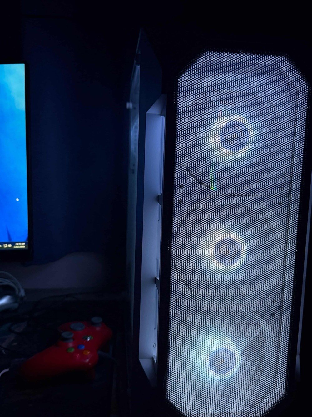 معالج AMD Ryzen 5 3600 6-core
RAM 32 GB
كرت شاشه 3050 RTX msi
ASUS لوحه ام B450M-AII
POWER GL650s
ذاكرة 512 ssd
كيس AURA
+ شاشه   بيهة مشكله بسيطه خطوط جوة الشاشه ما ما ماثرة عليهة كلش من تفتح لعبه ما تبين 165H
هيدفون RAZER
ماوس و كيبورد و ماوس باد +جوستك xbox 360
UPS 1500W
موقع ديوانيه مركز ما مستخدمه هواي تقريبا شهرين كراتين الغراض موجودة اذا تريدهن