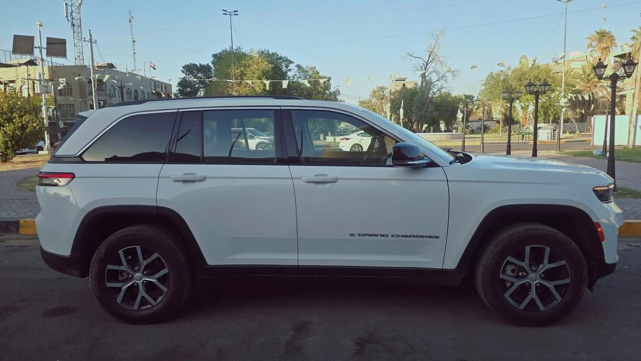 Jeep Grand Cherokee limited 2023
جيب كراند شيروكي موديل 2023
✅️ لمعرفة السعر علق بأي كلمة ✅️
 فئه اللمتد
 السيارة نظيفة جدا 
وكاملة بدون اي نقص
حادث السيارة 
تبديل جاملغ الامامي نفس اللون جهة
 السائق وبارد على حافة البنيد 
وبين الابواب صفحه عكس السائق فقط .
مواصفات السيارة 
معروفه 
5 راكب
 دفع خلفي
 تبريد قطعتين
صور الحادث مرفقة بالمنشور 
 
مكان السيارة بغداد 
رقم تلفون صاحب السيارة 
***********
#جيب #شيروكي
