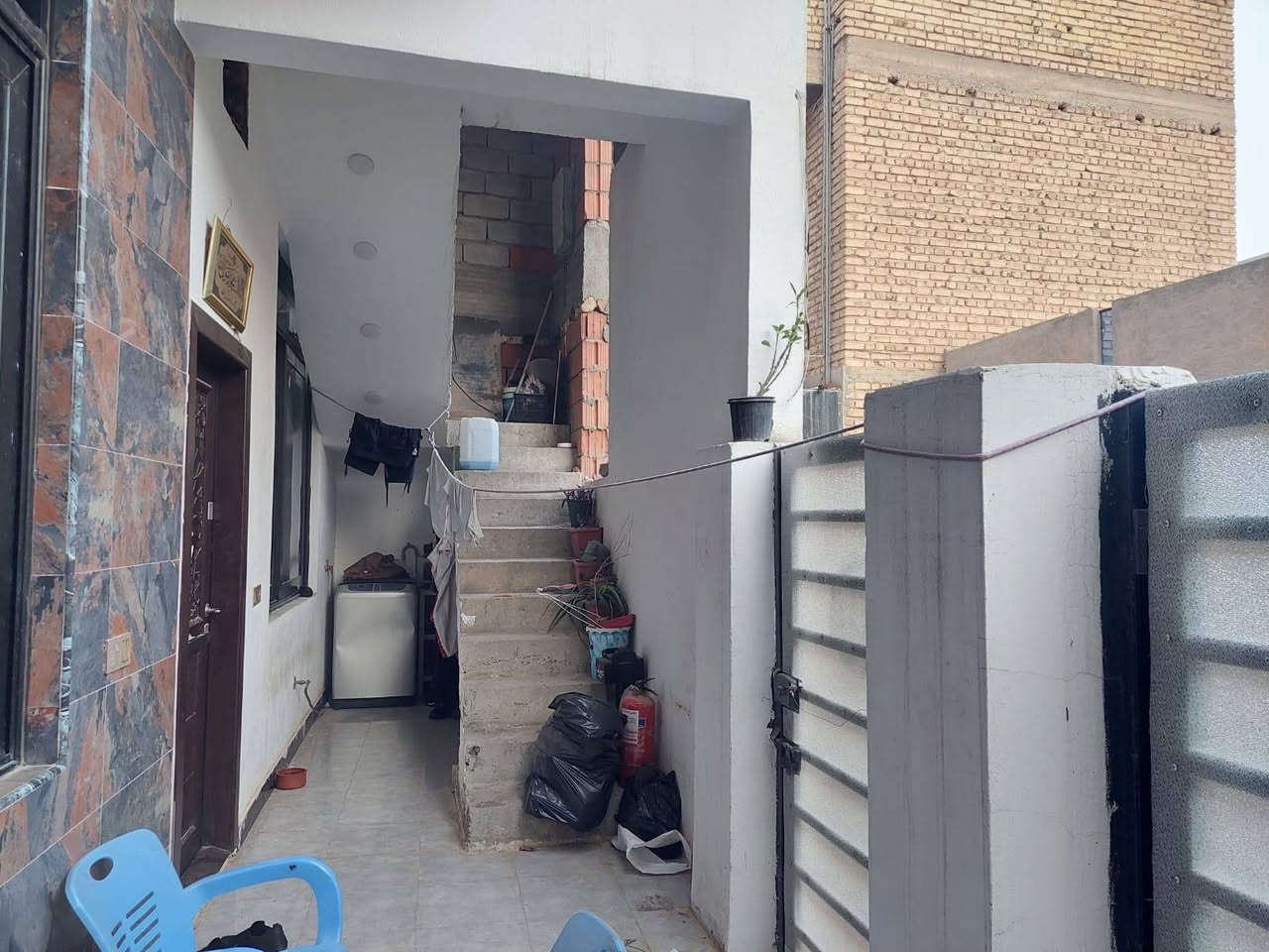 عرض جديد 2026 للبيع مساحته 130 متر ملك صرف طابو مطلوب عليه اسكان البيت متكون من 3 مشتملات طابق ارضي يتكون من
2 غرف نوم واستقبال وصاله ومطبخ وصحيات وطرمه وجه البيت 14 في 9 ونص البناء بلوك احمر ابوابت تركيه باب الاستقبال قاصه طابق الرضي جاهز ومسكون وطابق ثاني متكون من 2 مشتملات هيكل مباقي شي على تقفيله الموقع ديالى بعقوبه المركز السراي منطقه القيصريه بين شارع العام خريسان وكورنيش ديالى السعر 175 مليون وقابل لتفاوض مع صاحب البيت مباشر

***********
