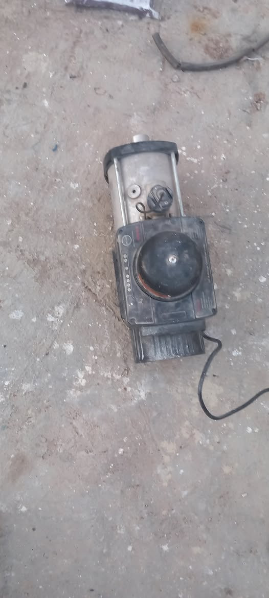 سلام عليكم ماطور ماي يصعد طوابق حساسات يشتغل وينطفي وحده البيع السعر ٨٠ سعر الجديد ب٢٦٠ المكان نجف حي النصر ***********
