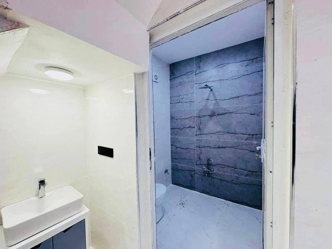 دار للبيع كندي الثانية (قرب جامع مقبل)

150متر واجهه 6متر اتجاه شروق تام
شارع تبليط12متر

الدار طابقين 5 غرف نوم تسليم مفتاح بناء وتصميم مميز وسعر مميز 
(السعر 180مليون) للاستفسار اكثر مراجعة مكتب بر السلامة للعقار
مدخل الكندي الثانية للاتصال 

***********
نستقبل جميع عروض البيع والشراء
