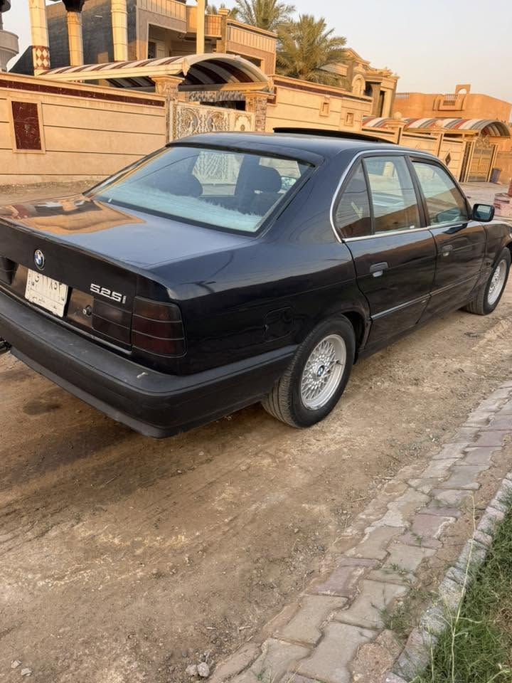 سلام عليكم بي ام 525 رقم بغداد موديل 1992السعر 46وبيها مجال *********** العنوان حصيبه الشرقيه
