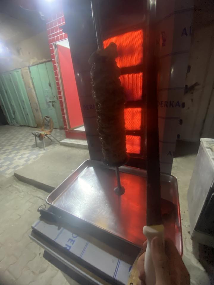 سلام عليكم
شواية شاورما مستعمل 3 اشهر 
خمس عيون 
رقم الوتساب ***********
