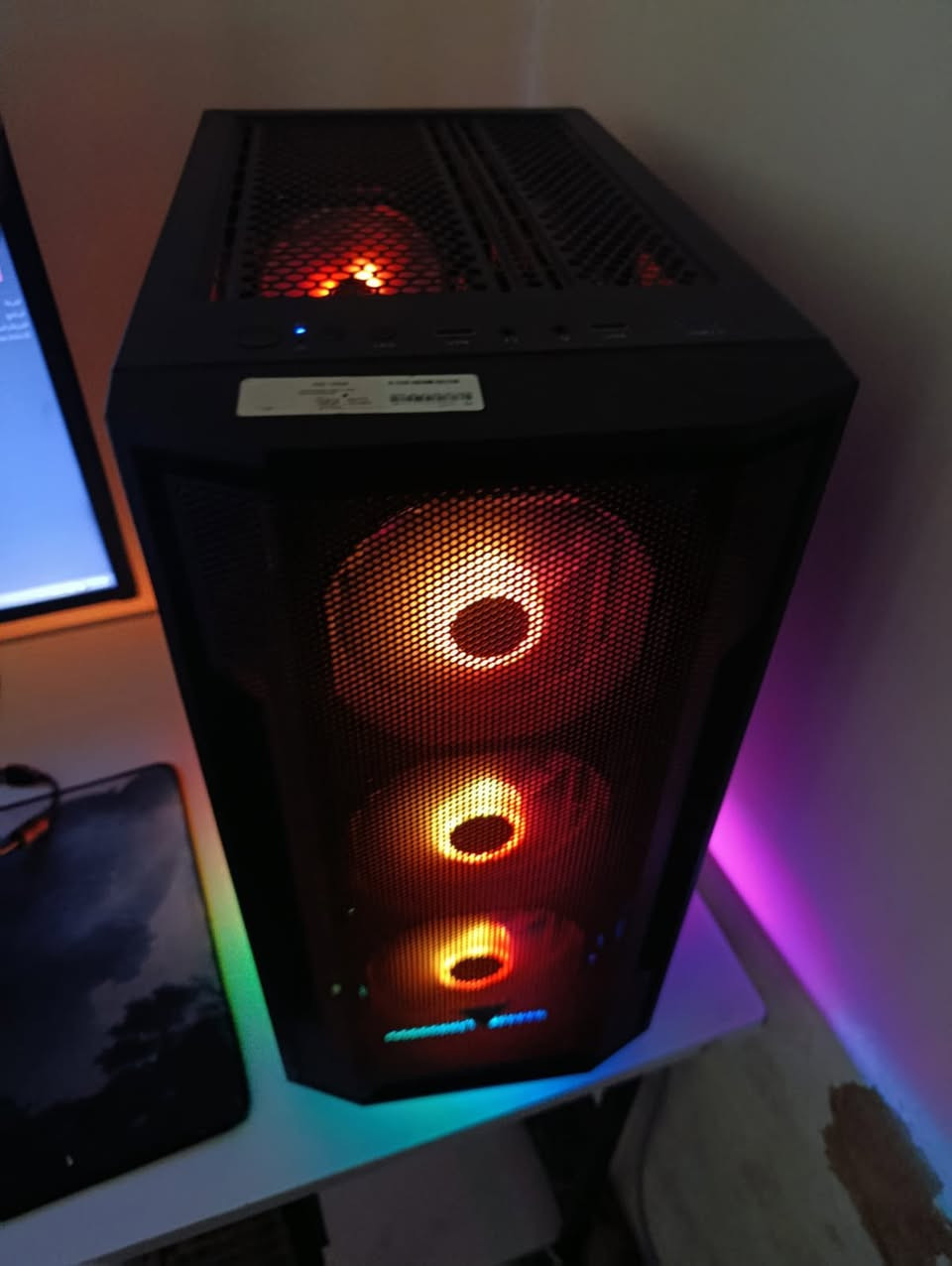 حاسبة العاب بسعر كلش مناسب مقابل اداء تشغل كل الالعاب بأداء خرافي
معالج Ryzen 5 4650g pro 
بورد b450
كرت شاشة 1660s 6gb
رامات 16 3200
تخزين m.2 512
بور سبلاي 700w
كيس اربع فانات RGB وفيه تحت هم RGB
مكاني بغداد الدورة شارع المعلمين 
رقمي ***********
السعر 650 الف بي مجال
