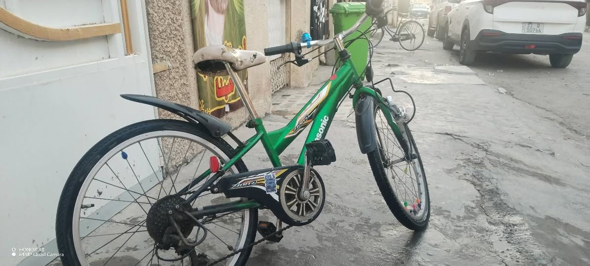 الدراجة الظاهرة في الصورة هي دراجة هوائية يابانية أصلية من إنتاج شركة باناسونيك (Panasonic Cycle Technology). [1]
الماركة: Panasonic.

رقم الموديل (品番): هو B-ZB262G.

الصناعة: مكتوب أسفل الملصق باللغة اليابانية (中国製)  لصالح شركة باناسونيك اليابانية. 

معلومات إضافية عن الدراجة:

هذا الموديل يأتي عادةً بنظام تروس (كير) من شركة Shimano الشهيرة وبأحجام إطارات مختلفة (غالباً حجم 26)، وتُعرف هذه الدراجات بمتانتها العالية وقدرتها على تحمل الاستخدام اليومي الطويل

الدراجة الظاهرة في الصورة هي دراجة هوائية يابانية أصلية من إنتاج شركة باناسونيك (Panasonic Cycle Technology). [1]

السعر 85000

بغداد الشعب


**إذا كنت صاحب هذا الإعلان وتريد حذفه لأي سبب، رجاءا أرسل رسالة إلى الدعم الفني**