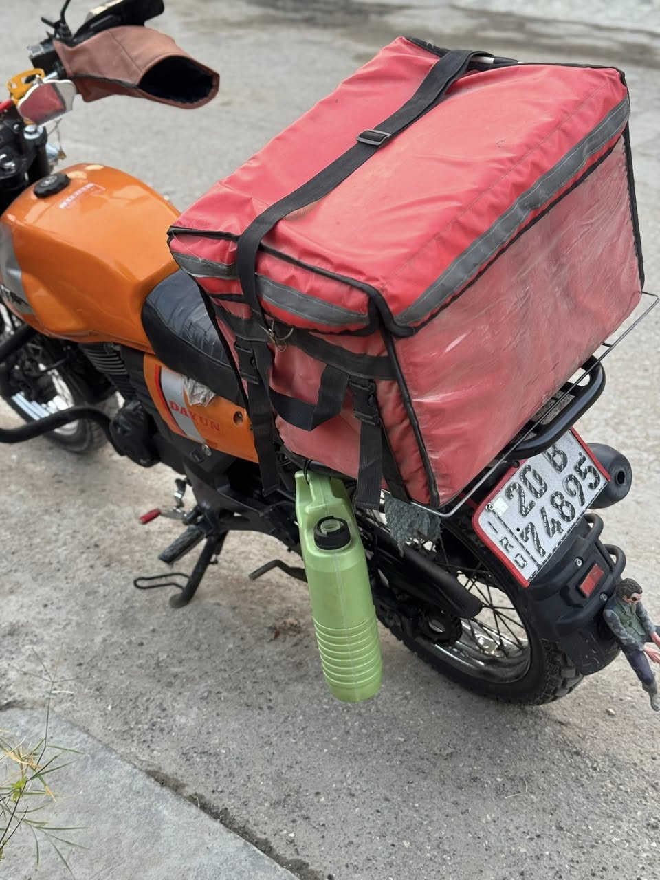 دايوان لاتي مديل ٢٢ رقم وسنويه باسمي سنويه ل٢٠٣٠ دراجه كامله ونضيفه سعرها ١٩٠٠ وبيها مجال شيء بسيط مكان بغداد المحموديه رقم ***********
