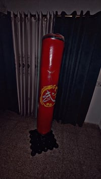 كيس ملاكمه ستاند + كفوف ملاكمه للبيع نضيف كلش للاستفسار الاتصال بالرقم...