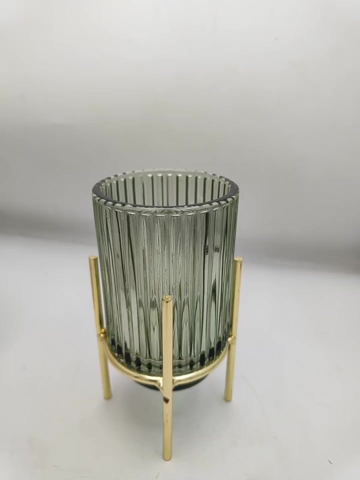 ✨ أضف لمسة من الفخامة والدفء لبيتك ✨  
حامل شموع بتصميم عصري أنيق، مصنوع من زجاج فاخر مع قاعدة معدنية ذهبية تضيف لمسة راقية لديكورك.  
مناسب لغرفة المعيشة، السفرة، أو حتى كهدية مميزة لأحبائك 🎁  

- تصميم عصري يجمع بين الزجاج واللمسة الذهبية  
- يعطي أجواء رومانسية وهادئة مع الشموع  
- قطعة ديكور تضيف جمال لأي مكان  

💡 السعر مناسب جدًا ومتوفر الآن بكميات محدودة!  
لا تفوت الفرصة وخلي بيتك أجمل مع هذا الحامل الراقي 🕯️  

📲 للتواصل وطلب المنتج راسلنا على الخاص
#شموع #حامل_شموع


**إذا كنت صاحب هذا الإعلان وتريد حذفه لأي سبب، رجاءا أرسل رسالة إلى الدعم الفني**