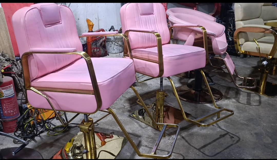 اللهم صل على محمد وال محمد.  صالونات الحلاقة والحلاقين . متوفر كراسي حلاقه مستعمل خوات جديد وكاملات وشغالات ومظبوطات ع فحص كامل مكمل موديلات منوعه واسعار مناسبه ومختلفة ومتوفر ايضا ديكورات وجلسات . متوفر توصيل كافة المحافظات. واتساب ***********  ***********  العنوان كربلاء
