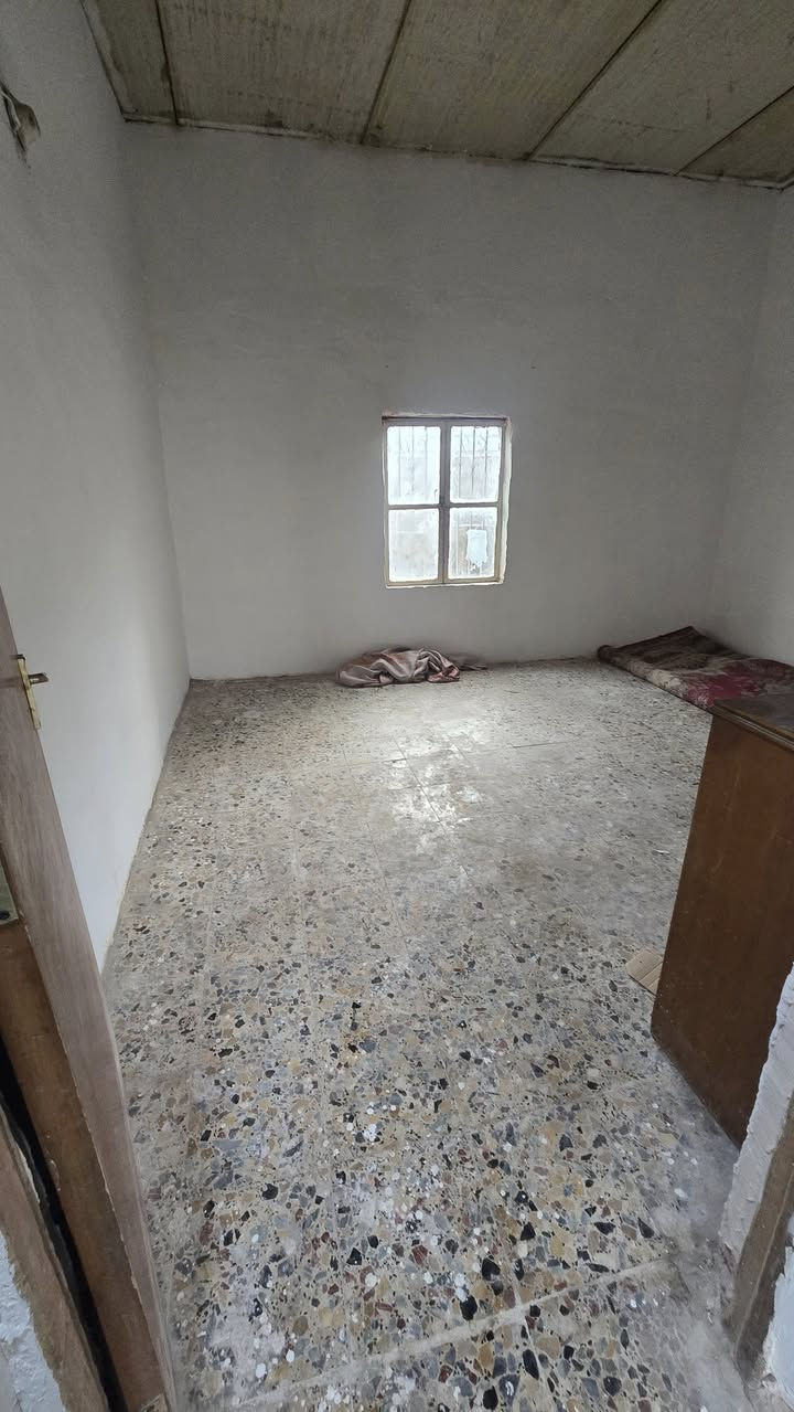 السلام عليكم بيت للأيجار السقف سندويج والارض كاشي غرفة و هول و حوش ومطبخ وحمام وحديقة وتواليت سعر الأيجار 200 الف العنوان البصرة ابي الخصيب محيلة شارع الوسطي متوفر  رقم الهاتف للتواصل
***********
